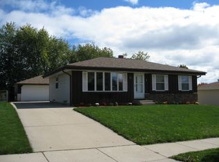 7466 S Chapel Dr, Oak Creek, WI 53154