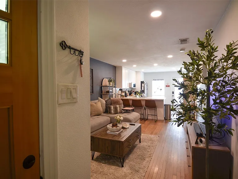 219 W 30th St #1A — Photo 4