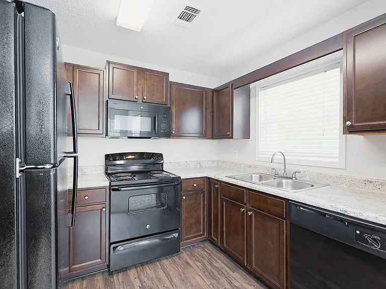 Cambridge Park Apartments — Photo 92