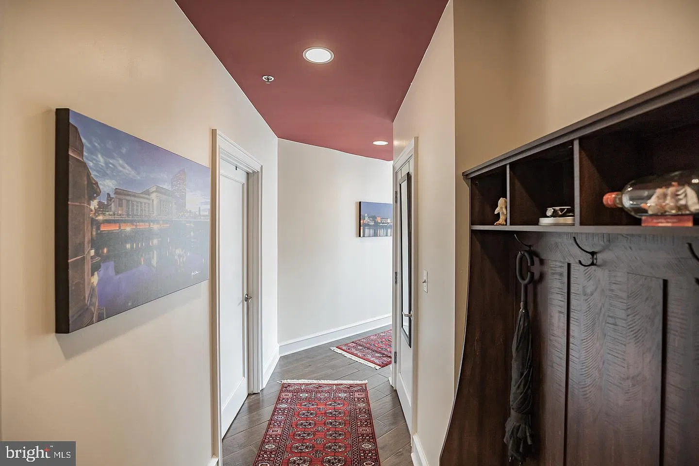 Metro Club Condominiums — Photo 2