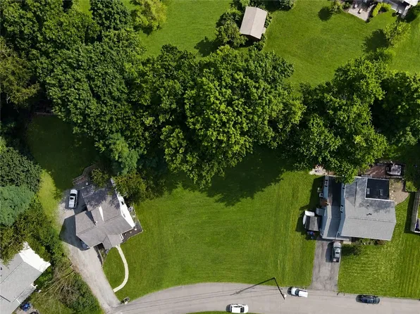 128 Lansdowne Dr, Coraopolis, PA 15108