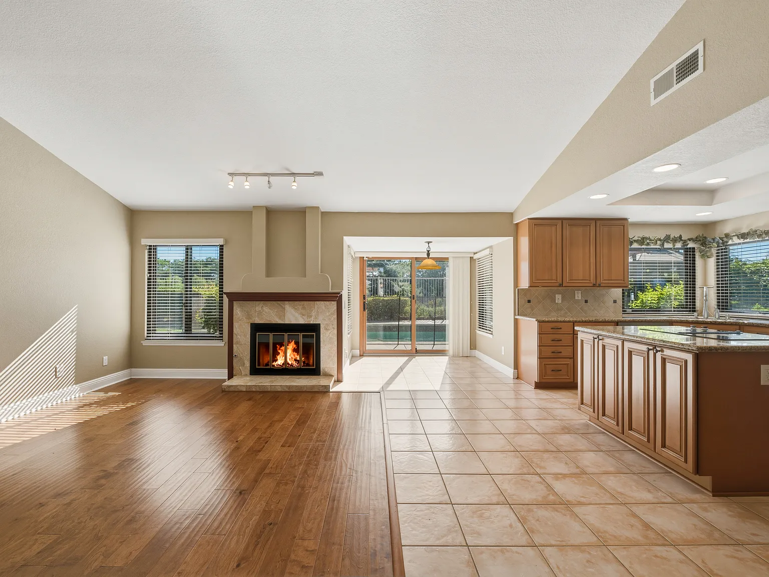4 bed, 2337 sqft, $4,500 — Photo 2