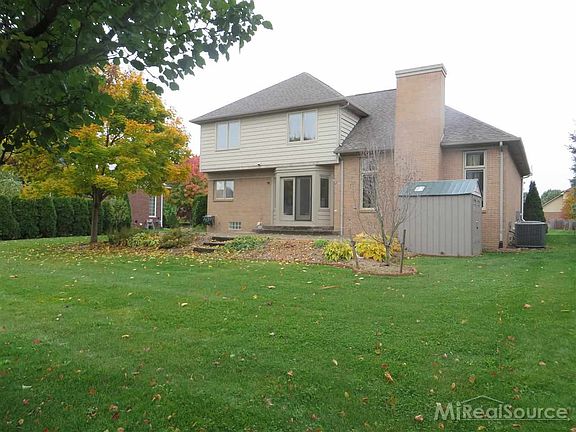 3rd image of 46760 Glen Pointe Dr