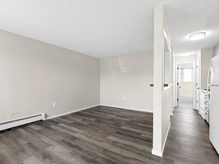 Royal Chateau Apartments — Photo 7