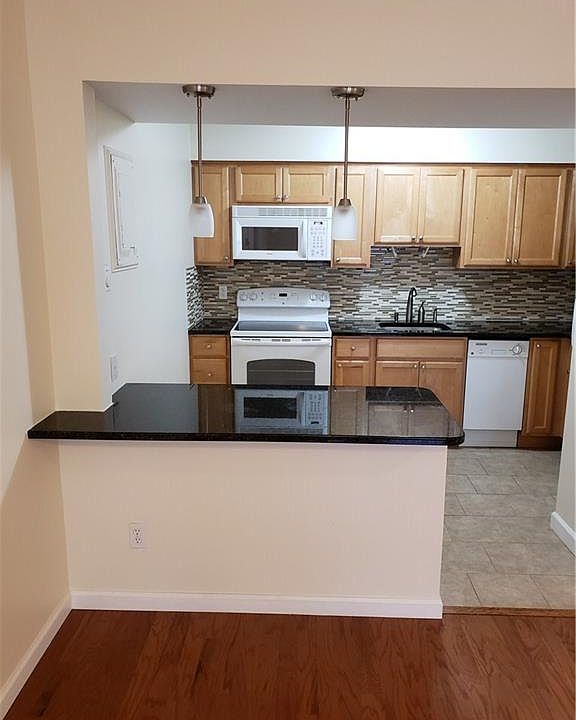 1st image of 14 Essex Pl #A
