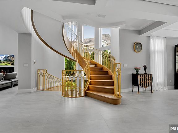 5th image of 4 Crescent Court