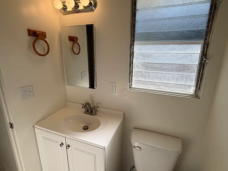 2738 Montrose Ave #6 — Photo 5