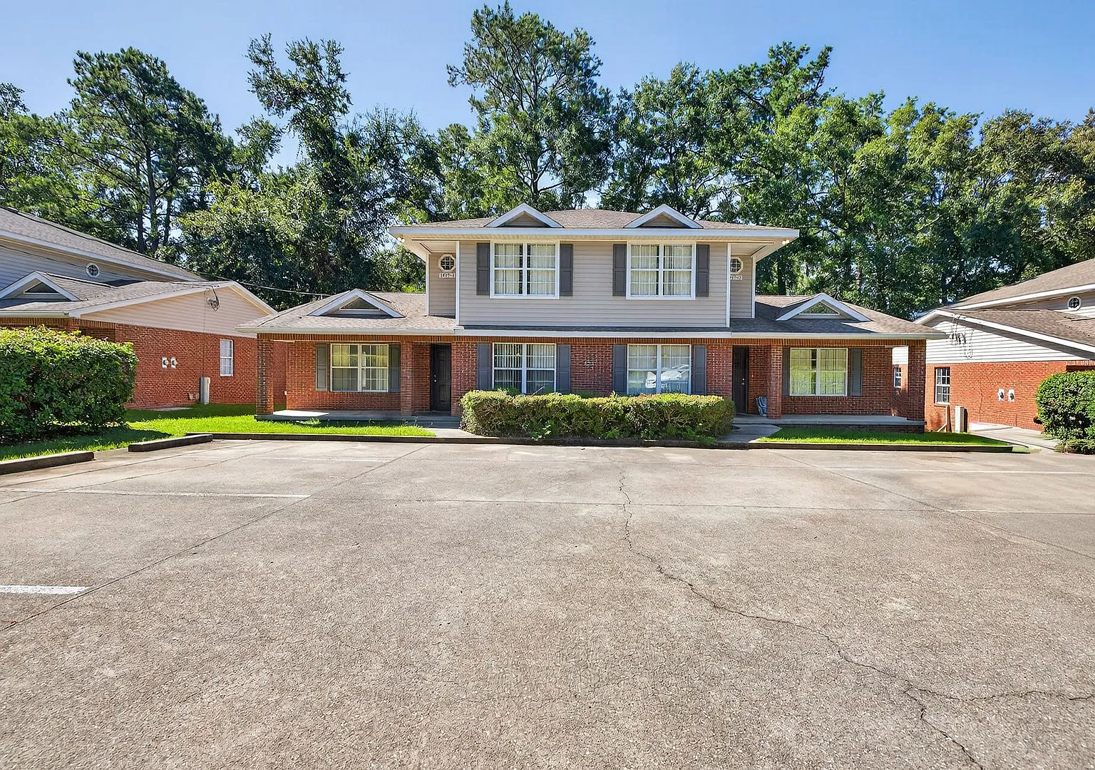1921 Honeysuckle Drive — Photo 2