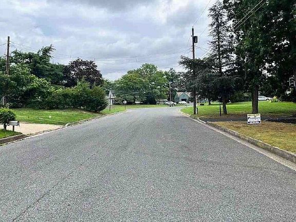 2nd image of 2 Meadow Wood Dr