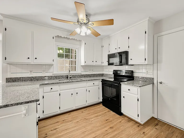 5700 Standing Oak Rd — Photo 7