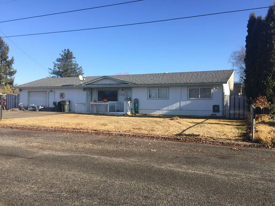 703 Larson St photo 1