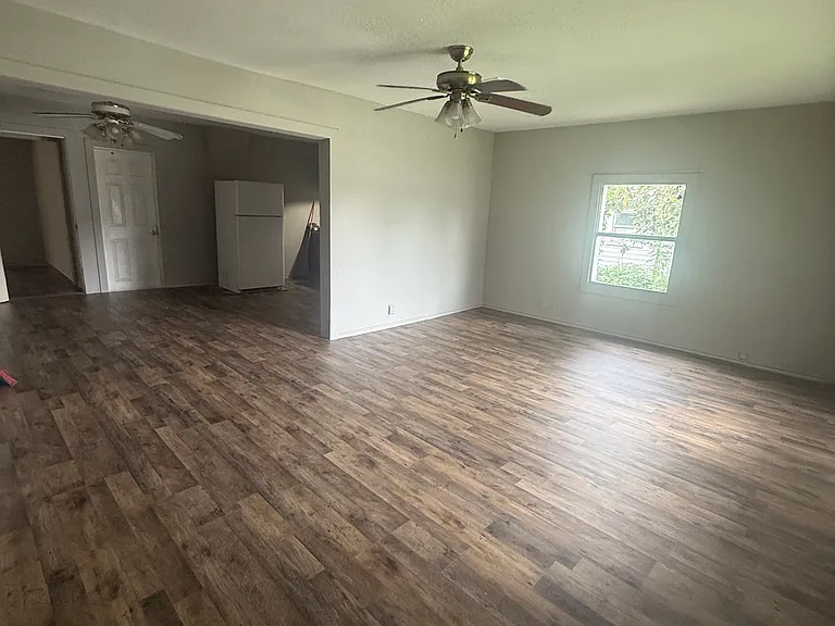 923 McCall Ave — Photo 2