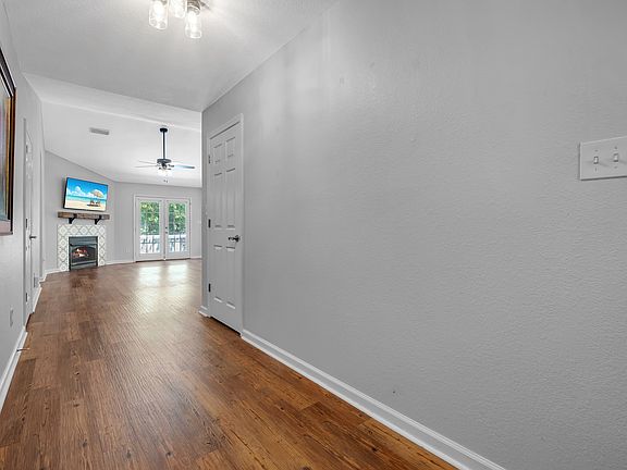3rd image of 2964 Glen Ives Dr