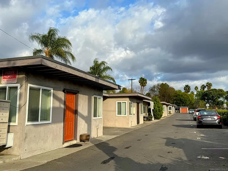 279 S Mollison Ave — Photo 27