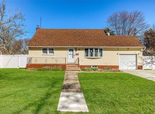 19 McCue Ave, Wheatley Heights, NY 11798