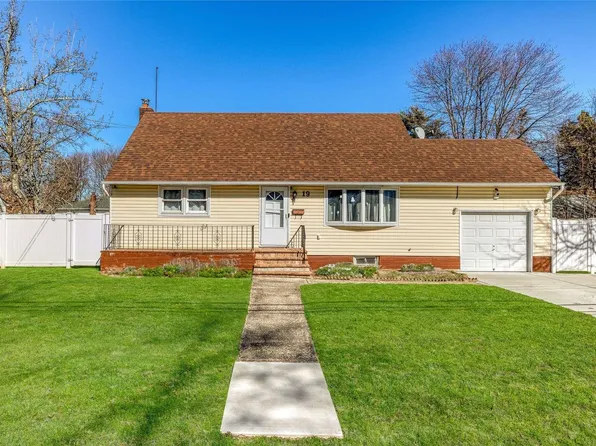 19 Mccue Avenue, Wheatley Heights, NY 11798