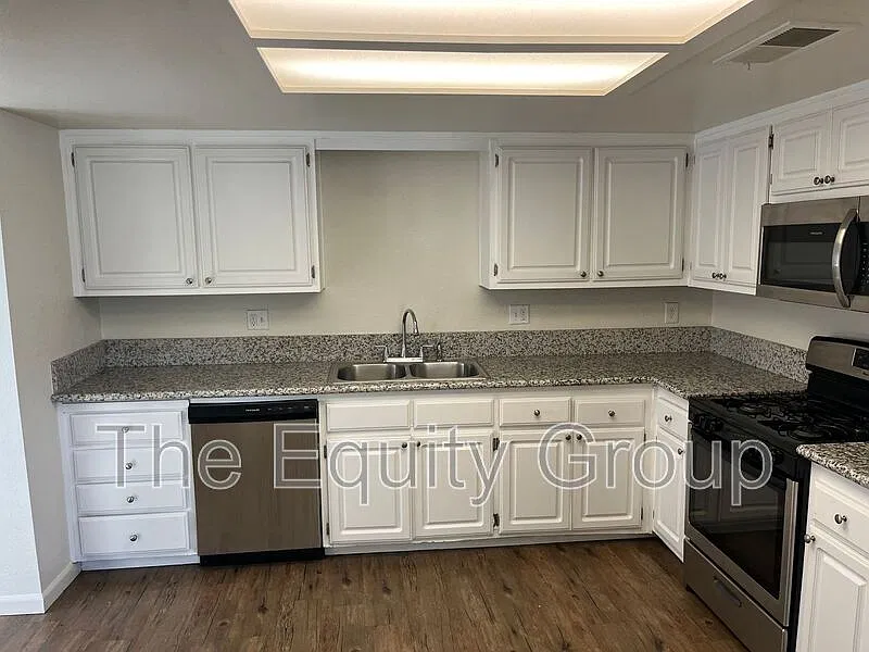 2 bed, 1.0 bath, 877 sqft, $1,340 — Photo 4