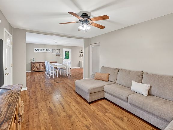 3rd image of 207 Ridgecrest Way
