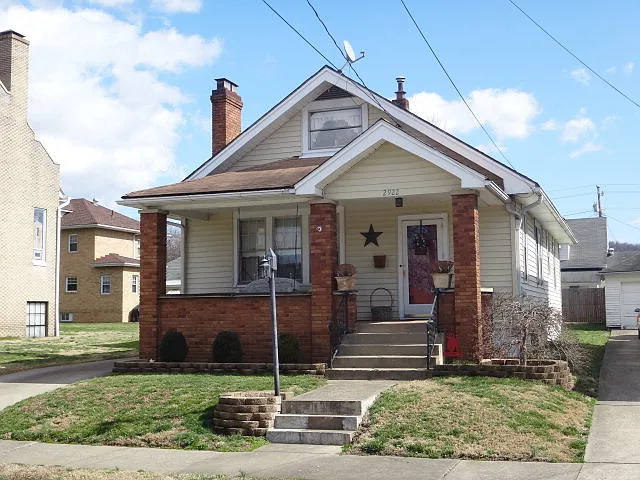 2922 Cedar St photo 1