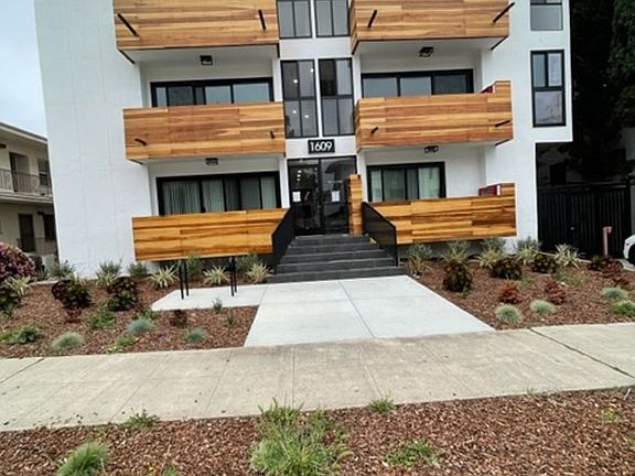 4th image of 1609 Veteran Ave APT 9