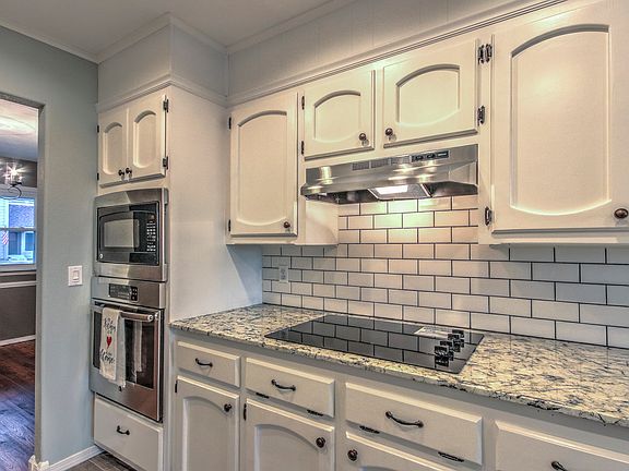 3rd image of 909 Lynwood Ln