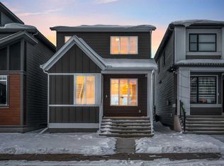94 E Royston Park NW, Calgary, AB T3L0M4