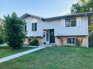 7045 S Spruce Dr E, Centennial, CO 80112