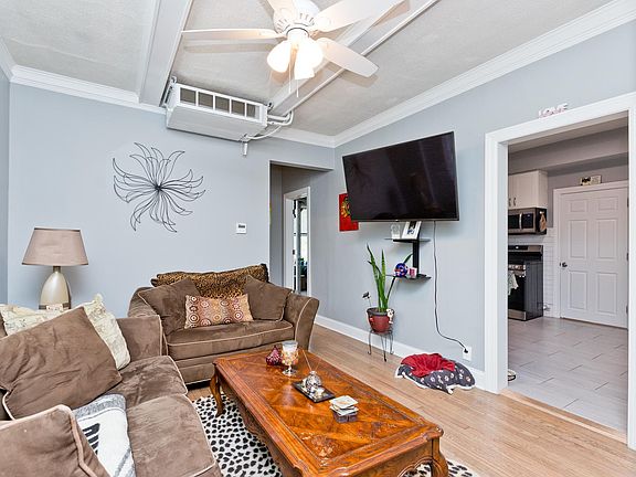 3rd image of 832 N Rockwell St #2W