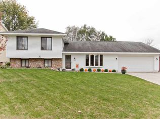 6805 Boulder Dr NW, Cedar Rapids, IA 52405