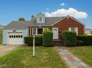 670 S 5th St, Lindenhurst, NY 11757