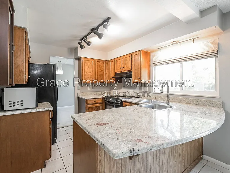 10870 Stuart Cir — Photo 7
