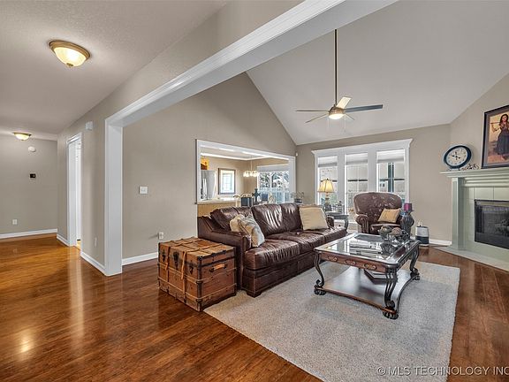 4th image of 3700 N Oak Ave