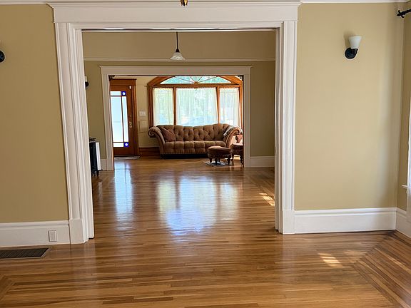 5th image of 402 W Locust St