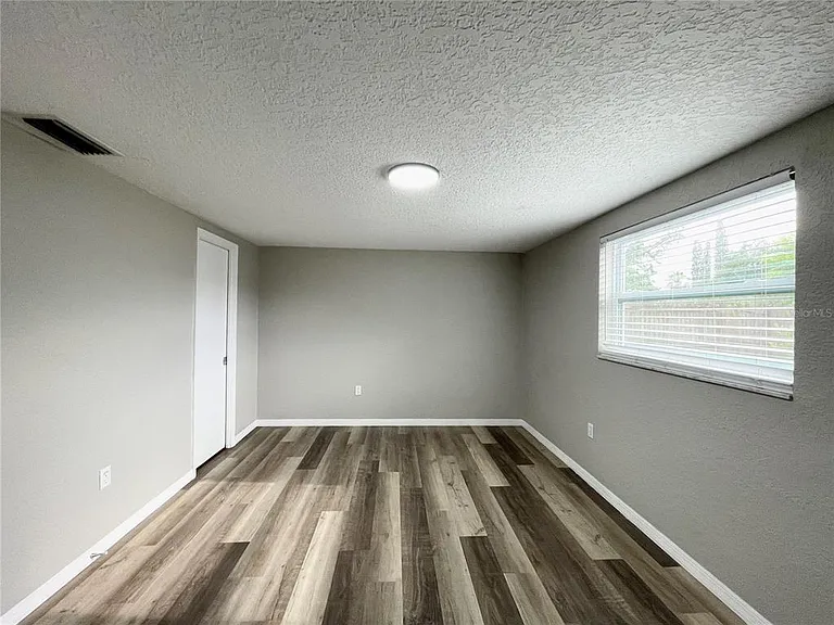 11241 Yewtree Ave — Photo 11
