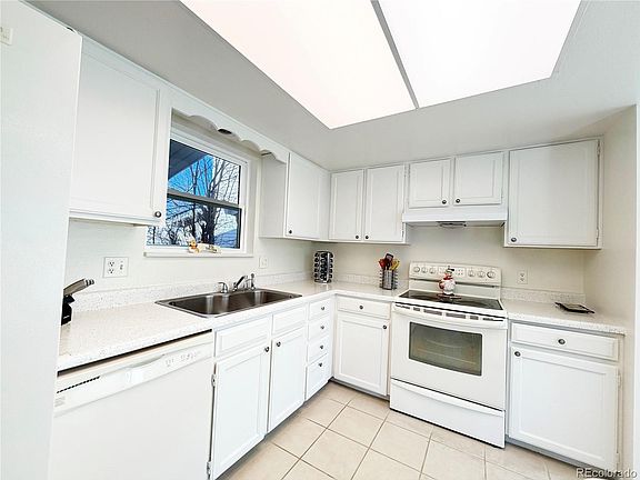 5th image of 2466 S Vaughn Way #B