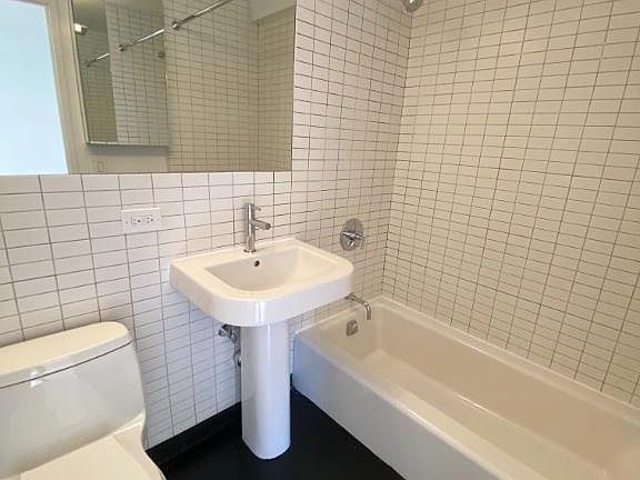 5th image of 222 E 39th St APT 6L