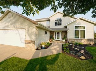 1702 Evergreen Dr NW, Jamestown, ND 58401