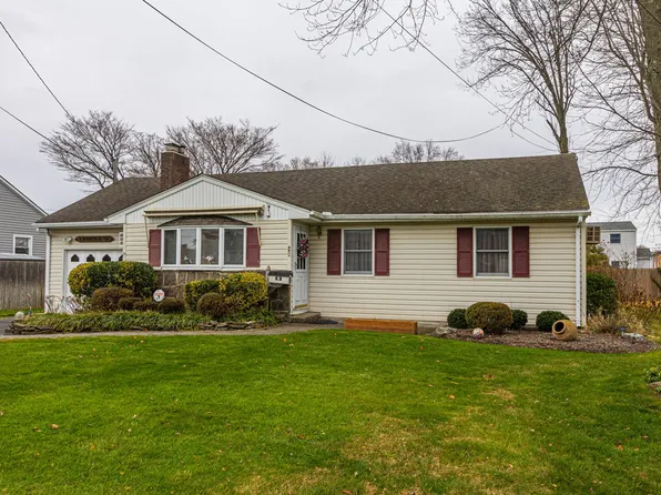 25 Chapman Pl, Bay Shore, NY 11706