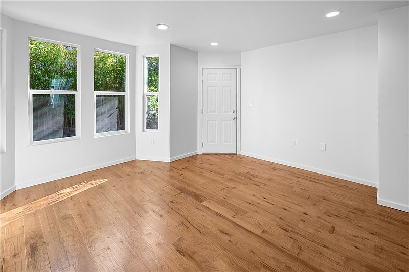 4th image of 1414 E Spring Street