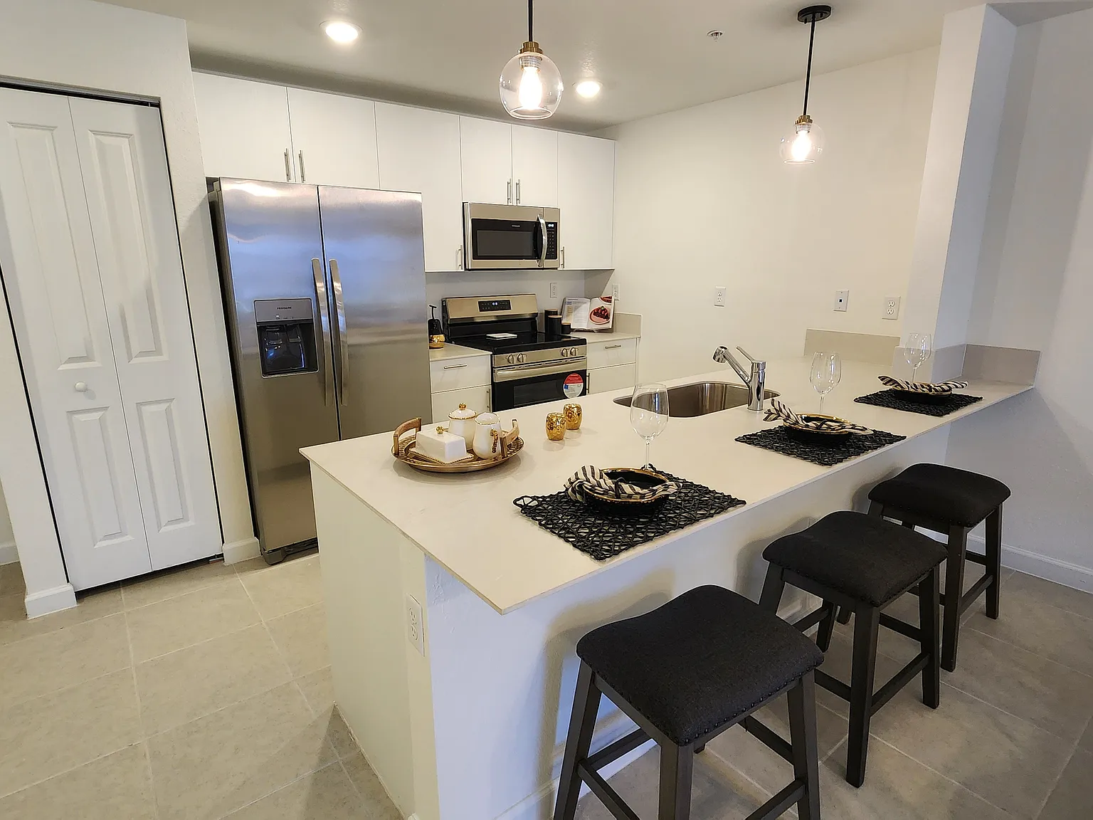 3 bed, 2.5 bath, 1800 sqft, $2,550 — Photo 4