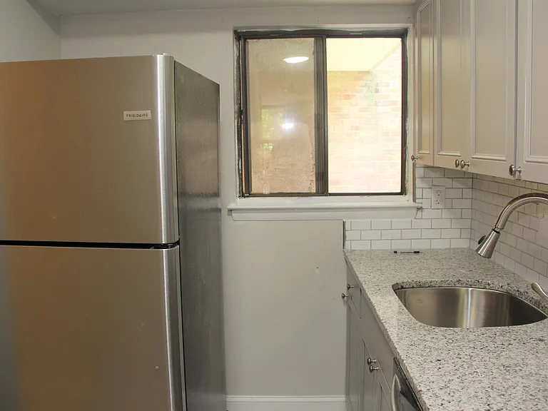 218 Centre Ave — Photo 23