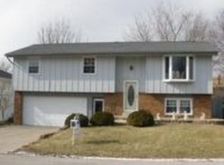 5 Yew Ct, Bloomington, IL 61701