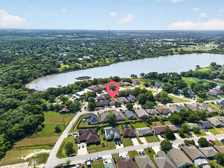609 Trout St — Photo 33