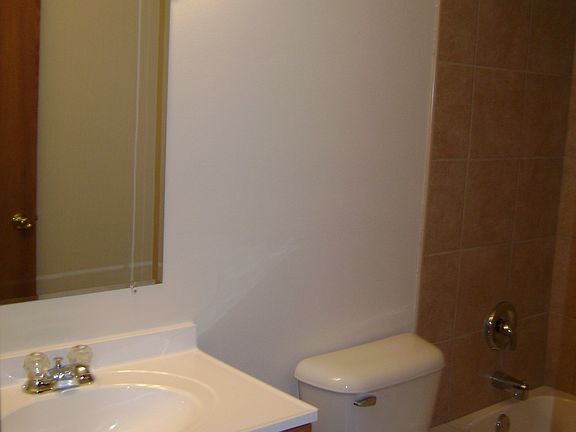 5th image of 323 Cottonwood Ave APT 8