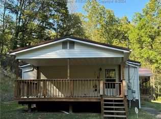 3517 Heizer Creek Rd, Poca, WV 25159