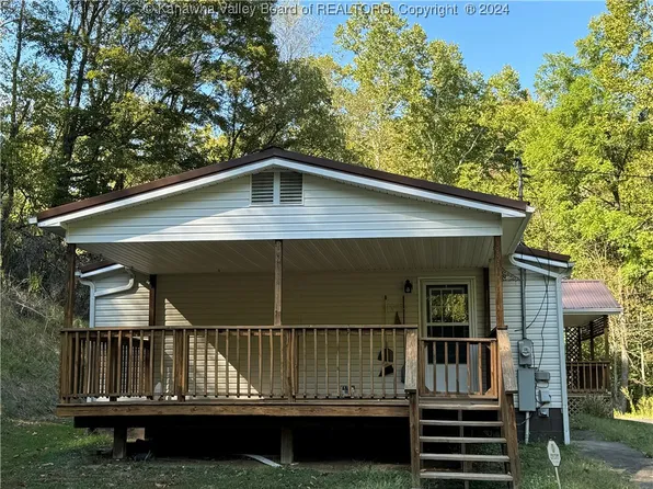 3517 Heizer Creek Rd, Poca, WV 25159
