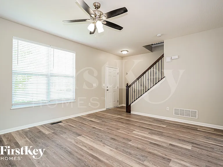 891 Orwell St — Photo 3
