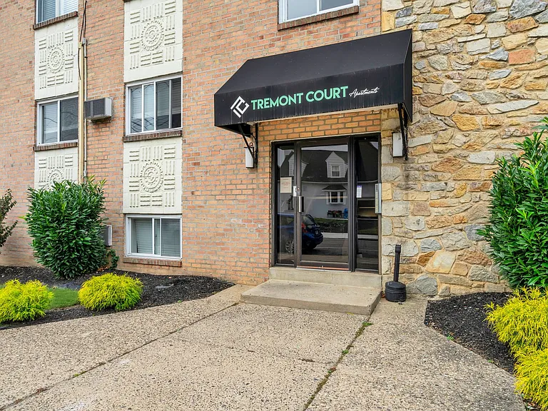 Tremont Court Apartments — Photo 13
