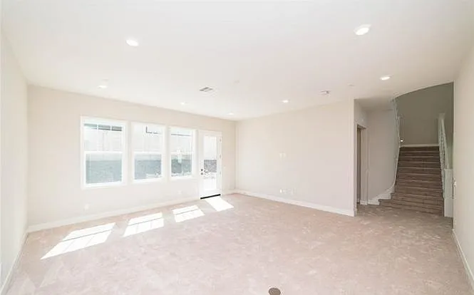 63 Harlow — Photo 12