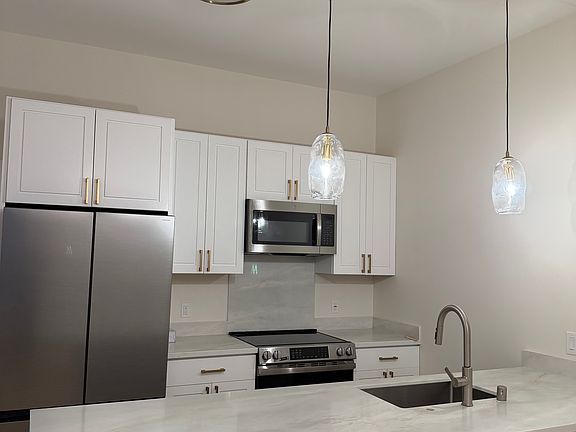 5th image of 677 Spruce St #677